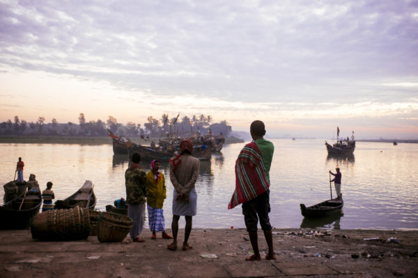 COX’S BAZAR – BANGLADESH – 30 DECEMBRE 2017: Les bateaux rentrent de la pêche très tôt le matin vers 6h au FISHERY GATE à quelques kilomètres du centre de Cox’s Bazar. 