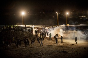 Affrontements avec les CRS après la 1ère journée de démantèlement de la zone sud de la Jungle de Calais