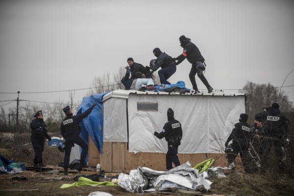 Le 2ème jour du démantèlement de la zone sud de la jungle de Calais, un couple se réfugie sur le toit de leur cabane pour ne pas la quitter. La police les déloge sans ménagement.