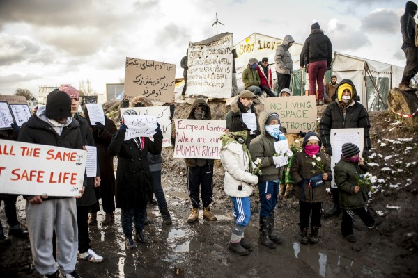 Des réfugiés Iraniens se cousent la bouche pour protester contre le démantèlement de la zone sud de la Jungle de Calais. Manifestation de soutien aux réfugiés de Calais.