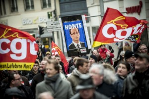 Beaucoup de pancarte contre la politique du gouvernement. François Hollande à sa pancarte Honte.