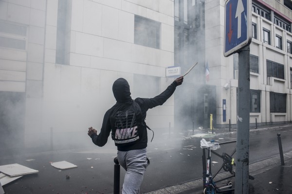 Suite aux violences sur un jeune lycéen du lycée Bergson à Paris, les lycéens partent en manif sauvage. Commissariat du 19ème arrondissement