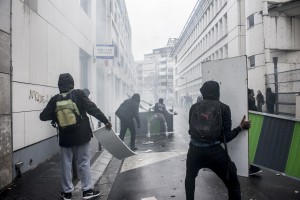 Suite aux violences sur un jeune lycéen du lycée Bergson à Paris, les lycéens partent en manif sauvage. Commissariat du 19ème arrondissement