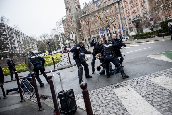 La police violente un manifestant pacifiste le 31 mars 2016 à Lille.