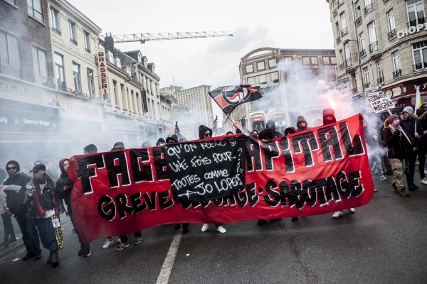 Des militants antifascistes derrière une bannière  le 31 mars