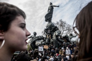 Les lycéens et étudiants occupent la place de la Nation