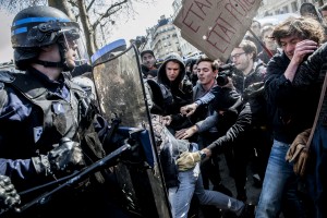 Un manifestant est retenu par ses camarades 