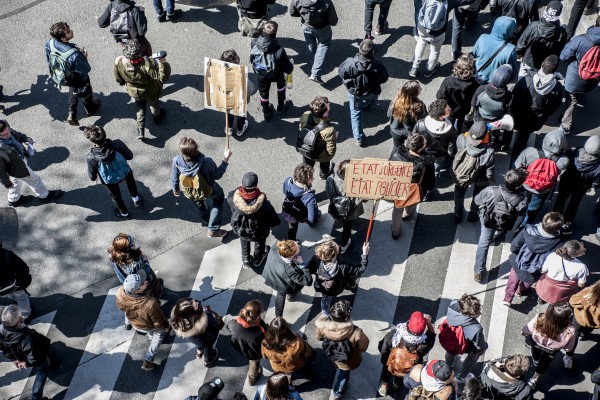 Les manifestants se dirigent vers la place de la Bastille lors d’une manifestation lycéenne et étudiante