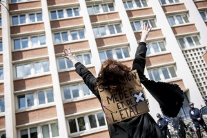 Une action des InterLuttants 59-62 visait à occuper la cité administrative de Lille. Une manifestante appelle ses camarades du pied de la cité.