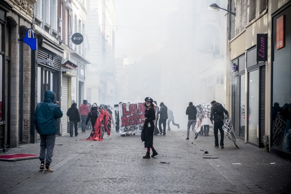 Pour repousser la manifestation sauvage, la police utilise des gaz lacrymogènes dans cette rue étroite vite saturée.