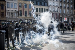 La police bloque l’accès au théâtre du Nord sur la Grand Place de Lille. Un feu d’artifice explose aux pieds des policiers.