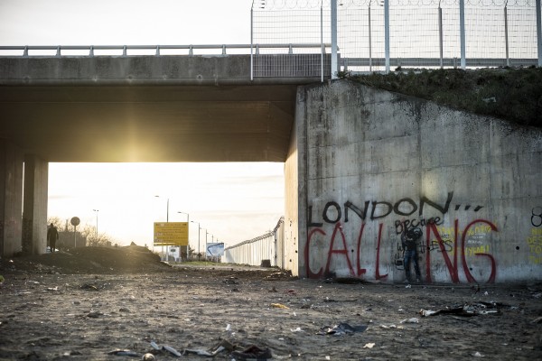 L’entrée nord de la jungle de Calais. Banksy est passé par là.