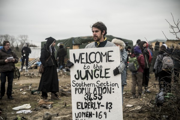 Un homme présente une carte avec le nombre de personnes qui vivent dans la zone sud de la jungle alors que celle-ci est en cours de démantèlement.