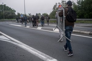 Rendez-vous à 5h30 sur un parking, les manifestants récupèrent de quoi mettre en place une barricade sur l’autoroute A25.