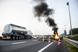 La fumée dégagée par les pneus en feu est visible sur de nombreux kilomètres depuis l’action de blocage de l’A25