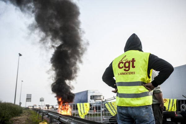 Les syndicalistes occupent la route et observent l’embouteillage se former rapidement.