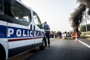 1h plus tard, la police arrive sur les lieux pour constater le blocage. Elle négocie pour que cette action se passe dans le calme.