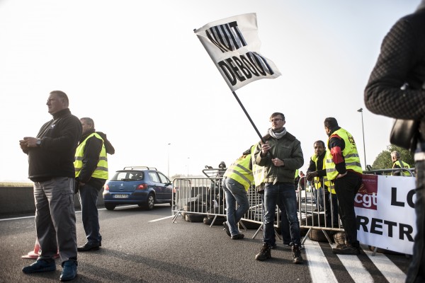 Des manifestants de tous bords et horizons convergent sur cette action. Nuit Debout est également présente.