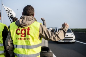 Beaucoup d’automobilistes klaxonnent en soutien aux actions. D’autres vocifèrent des insultes en passant rapidement soulagés d’être « libérés »