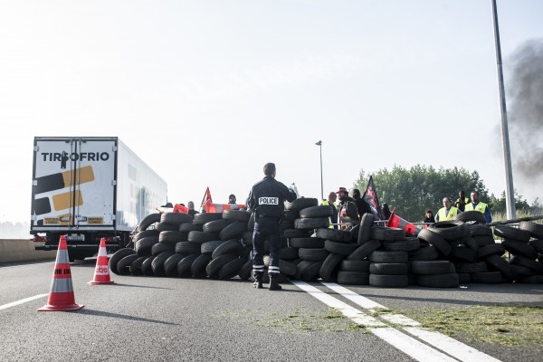 De l’essence est versée sur l’ensemble de la barricade suite à l’arrivée d’un quinzaine de policiers casqués.