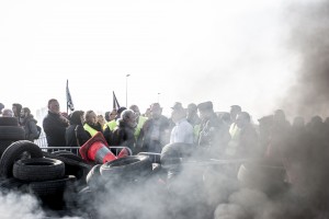 Après négociations, les policiers postés de l’autre côté de l’autoroute retournent dans leurs véhicules.