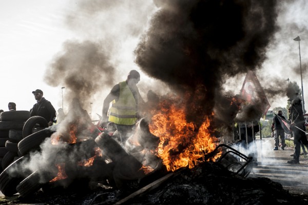 Le feu est alimenté par les pneus de la barricade sur l’action de blocage de l’A25