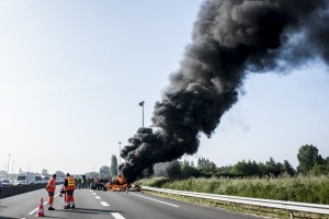 Une fumée de plus en plus épaisse se dégage du feu.