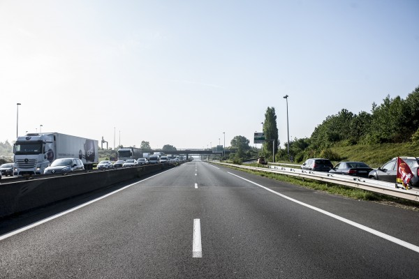 Le police décide de fermer l’autoroute car le brasier grossit de minutes en minutes.