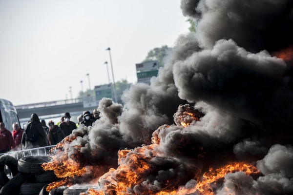 La barricade prend entièrement feu. Une forte chaleur se dégage. Le bitume commence à fondre.