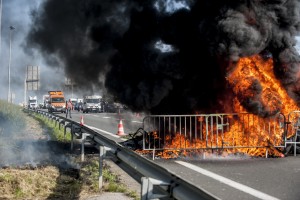 La police et le personnel de la DDE observent le feu en attendant l’intervention des pompiers que nous ne verrons pas.