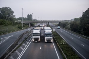 En passant sur le pont, les camions klaxonnent à tout va en soutien.