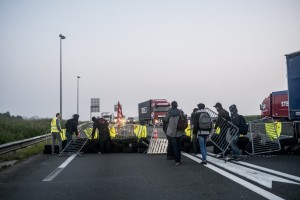 En arrivant sur les lieux, un premier groupe s’était donné rendez-vous ailleurs avec la matériel pour bloquer. Les manifestants apportent de quoi fournir la barricade.