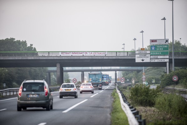 Des syndicalistes ont accroché une banderole pour le retrait de la loi travail sur le pont.