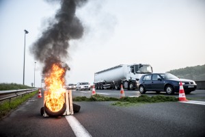 Devant la barricade, quelques pneus brûlent pour marquer l’action.