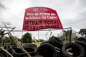 blocage devant le dépôt pétrolier de Douchy-les-Mines