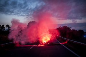 blocage devant le dépôt pétrolier de Douchy-les-Mines, l’entrée de la route nationale est bloqué par une barricade. Un manifestant allume la barricade à l’arrivée de la police