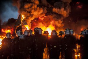 blocage devant le dépôt pétrolier de Douchy-les-Mines. La police arrive très tôt sur le blocage. Les manifestants mettent le feu aux barricades. 