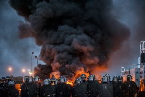 blocage devant le dépôt pétrolier de Douchy-les-Mines. La police arrive très tôt sur le blocage. Les manifestants mettent le feu aux barricades.  Un épais nuage de fumée se dégage de la barricade en feu.