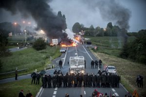 blocage devant le dépôt pétrolier de Douchy-les-Mines. La police arrive très tôt sur le blocage. Les manifestants mettent le feu aux barricades. La police est arrivée sur les lieux du blocage et après avoir mis le feu à la barricade, les manifestant s’éloignent doucement