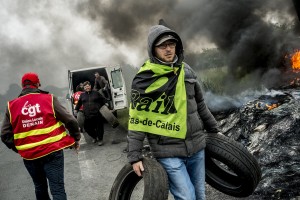 blocage devant le dépôt pétrolier de Douchy-les-Mines. Un syndicaliste de SUD Rail décharge des pneus.