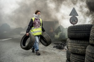 blocage devant le dépôt pétrolier de Douchy-les-Mines. Une syndicaliste de SUD Rail décharge des pneus.