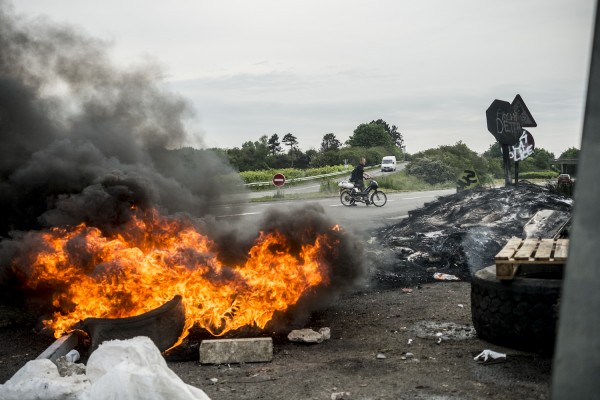 blocage devant le dépôt pétrolier de Douchy-les-Mines. Un jeune homme pousse sa mobylette, en panne d’essence.