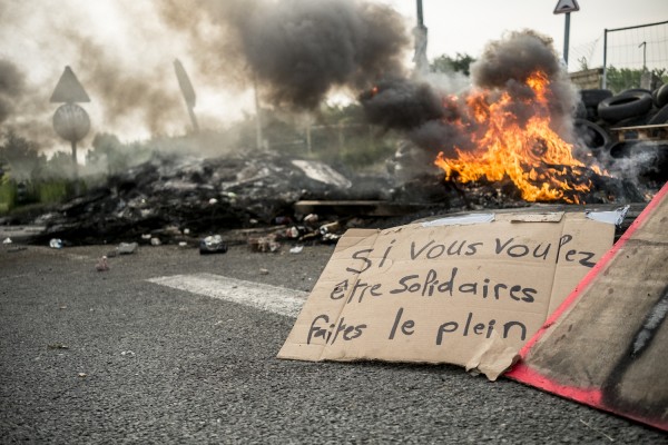 blocage devant le dépôt pétrolier de Douchy-les-Mines. « Si vous voulez être solidaires, faites le plein »