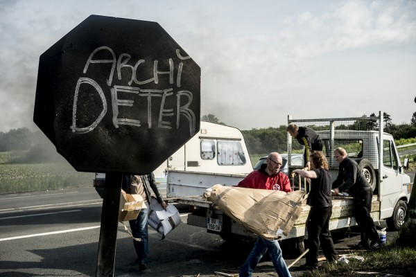 blocage devant le dépôt pétrolier de Douchy-les-Mines. Une camionnette est déchargée pour alimenter le feu.