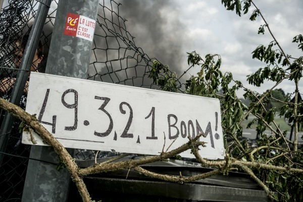 blocage devant le dépôt pétrolier de Douchy-les-Mines en lien avec l’usage du 49-3 pour voter la loi travail.