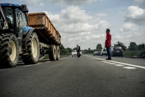 blocage devant le dépôt pétrolier de Douchy-les-Mines. La circulation est régulée par les manifestants.