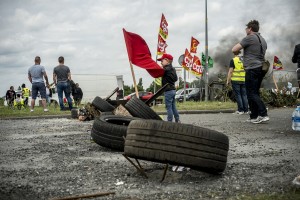 blocage devant le dépôt pétrolier de Douchy-les-Mines. Les familles viennent  en nombre avec leurs enfants.