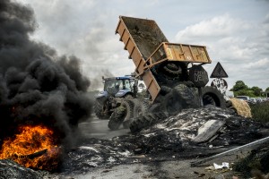 blocage devant le dépôt pétrolier de Douchy-les-Mines. Un agriculteur apporte des pneus et de la paille en soutien au mouvement.