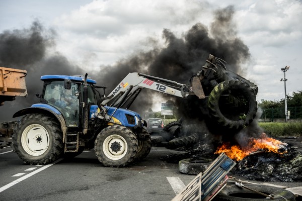 blocage devant le dépôt pétrolier de Douchy-les-Mines. Un agriculteur apporte des pneus et de la paille en soutien au mouvement.