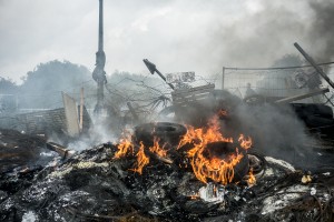 blocage devant le dépôt pétrolier de Douchy-les-Mines. Après plusieurs jours de blocage, le restes des pneus en feu fument toujours.